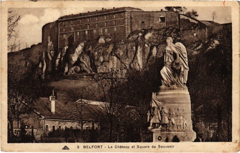 Carte postale ancienne Belfort Le Chateau et Square du Souvenir à Belfort