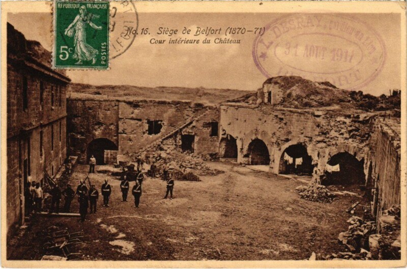 Carte postale ancienne Siege de Belfort cour interieure du Chateau à Belfort