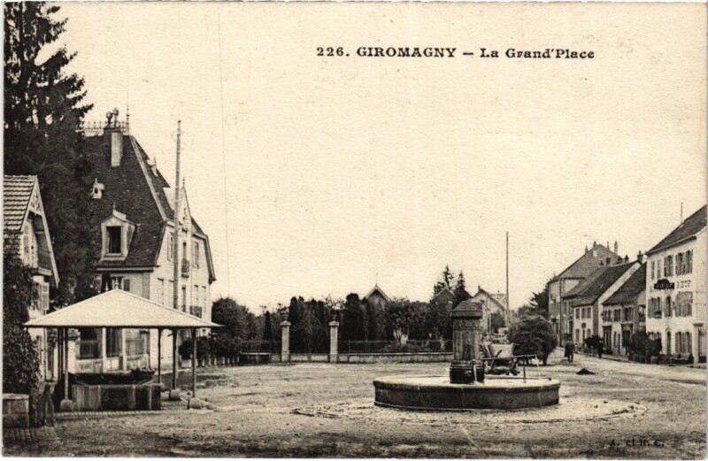 Carte postale ancienne Giromagny Grande Place à Giromagny