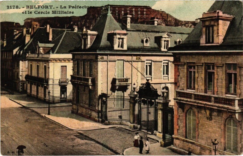 Carte postale ancienne Belfort La Prefecture et le Cercle Militaire à Belfort