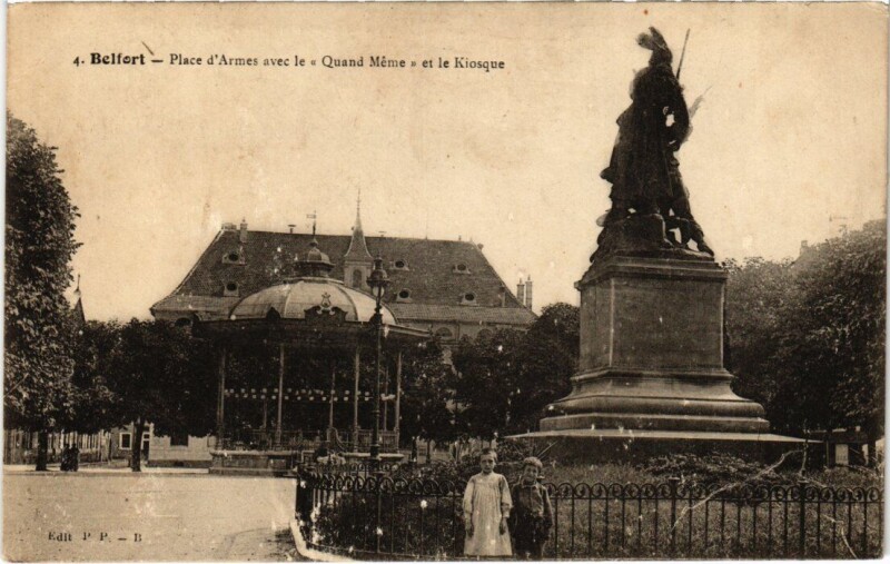 Carte postale ancienne Belfort Place d'Armes à Belfort