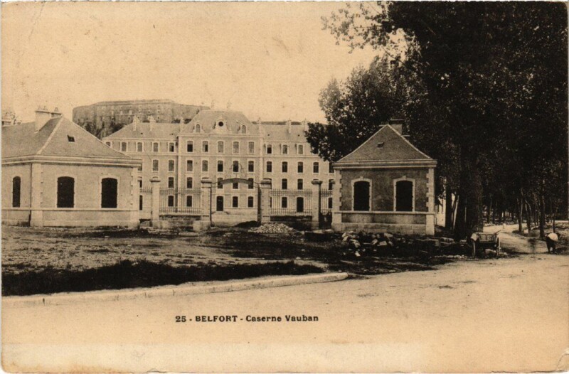 Carte postale ancienne Belfort Caserne Vauban à Belfort