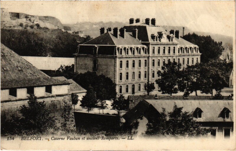 Carte postale ancienne Belfort Caserne Vauban et anciens Remparts à Belfort