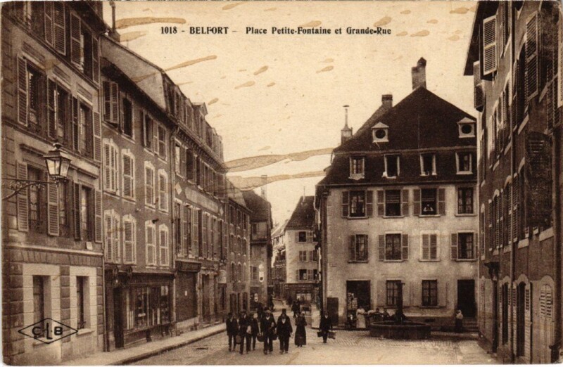 Carte postale ancienne Belfort Place Petite Fontaine et Grande Rue à Belfort