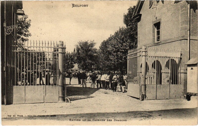 Carte postale ancienne Belfort entree de la Caserne des Dragons à Belfort