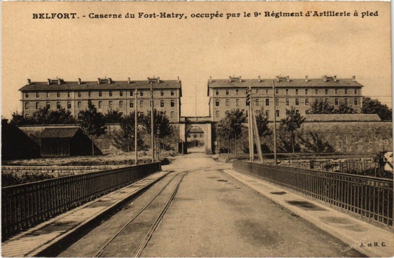 Carte postale ancienne Belfort Caserne du Fort Hatry à Belfort