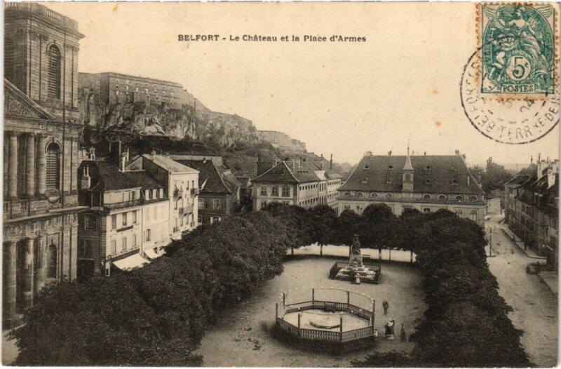 Carte postale ancienne Belfort Le Chateau et Place d'Armes à Belfort