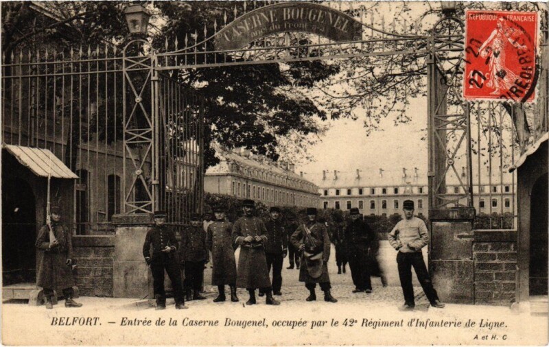 Carte postale ancienne Belfort Entree de la Caserne Bougenel à Belfort