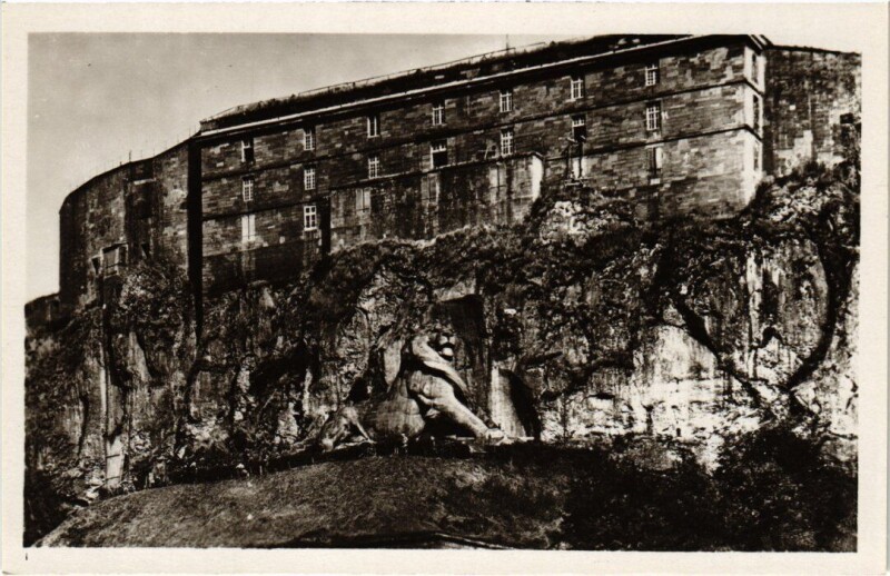 Carte postale ancienne Belfort Le Lion et le Chateau à Belfort