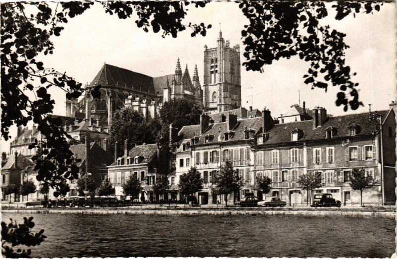 Carte postale ancienne Auxerre La Cathedrale