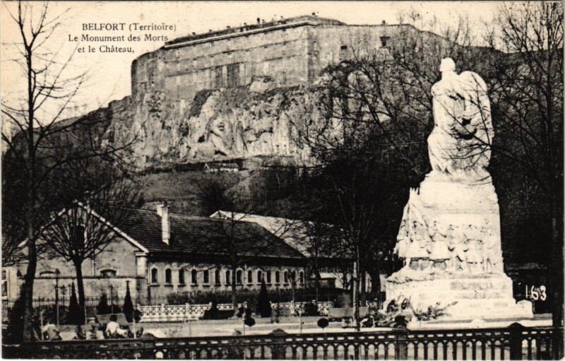 Carte postale ancienne Belfort Monument des Morts et le Chateau à Belfort