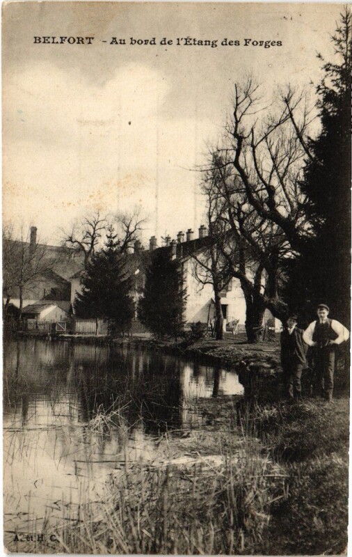 Carte postale ancienne Belfort Au bord de l'Etang des Forges à Belfort