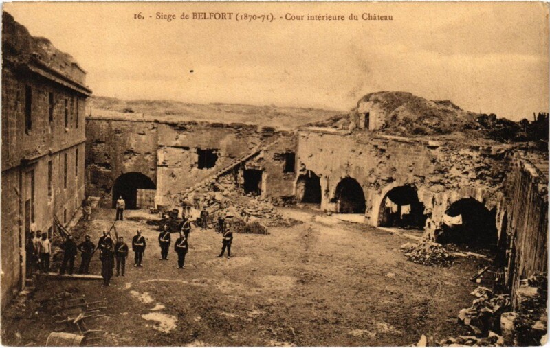 Carte postale ancienne Siege de Belfort cour interieure du Chateau à Belfort