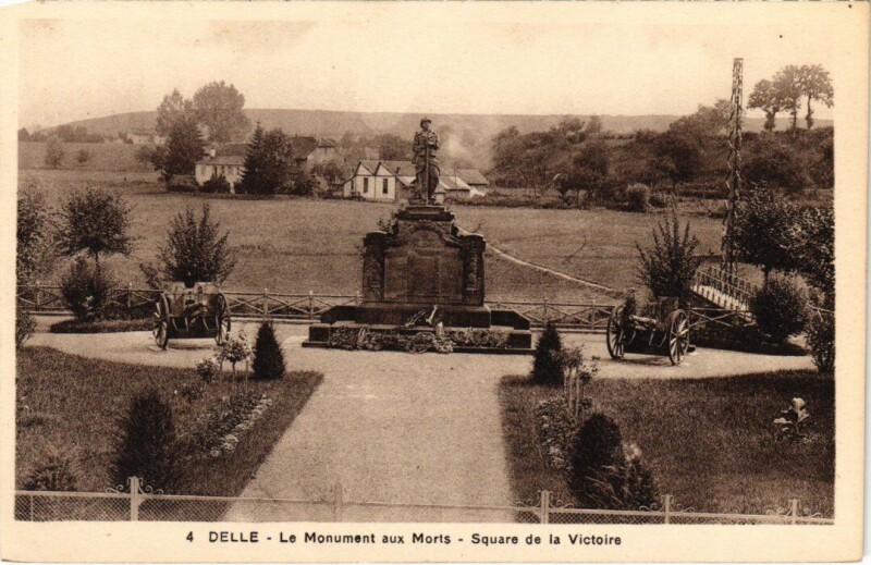 Carte postale ancienne Delle Monument aux Morts à Delle
