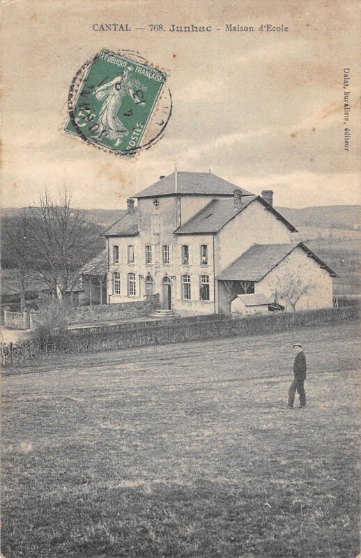 Carte postale ancienne Junhac - Maison D'Ecole à Junhac