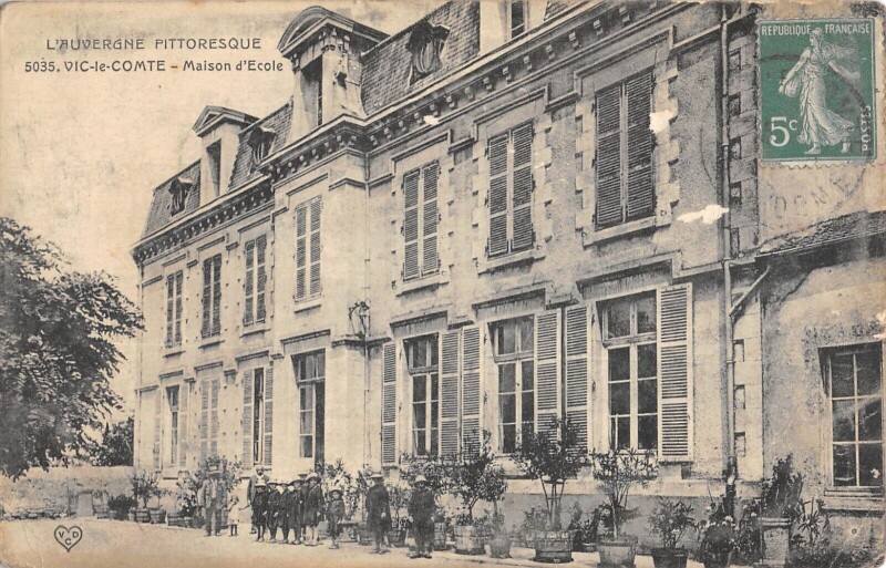 Carte postale ancienne Vic Le Comte - Maison D'Ecole à Vic-le-Comte