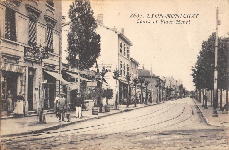 Carte postale ancienne Lyon Montchat - Cours Et Place Henri à Cours