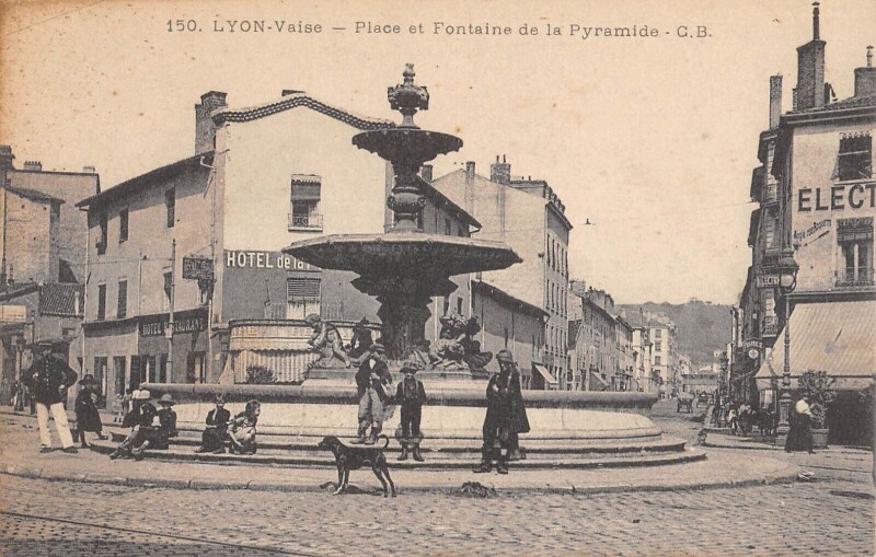 Carte postale ancienne Lyon Vaise - Place Et Fontaine De La Pyramide
