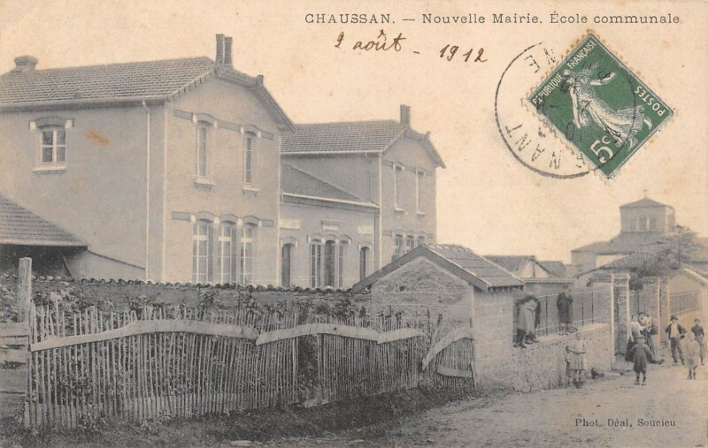Carte postale ancienne Chaussan - Nouvelle Mairie - Ecole Communale à Chaussan