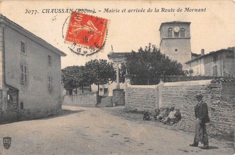 Carte postale ancienne Chaussan - Mairie Et Arrivee De La Route De Mornant à Chaussan