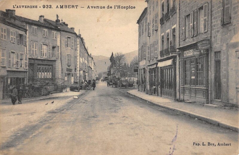 Carte postale ancienne Ambert - Avenue De L'Hospice à Ambert