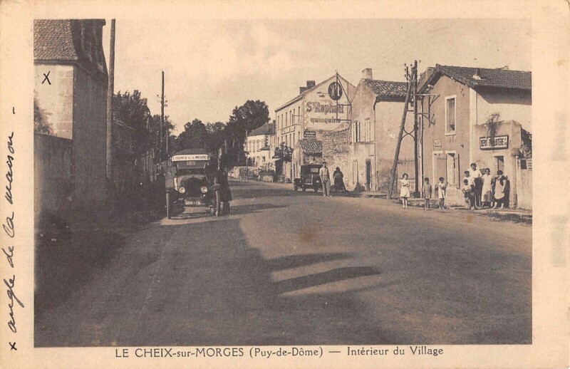 Carte postale ancienne Le Cheix Sur Morges - Interieur Du Village au Cheix