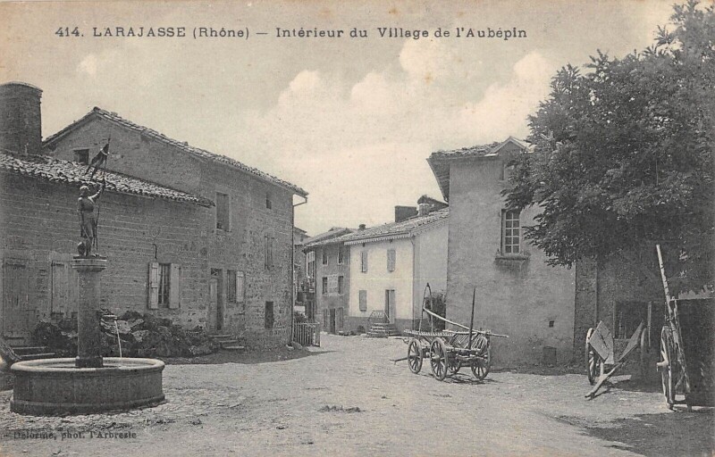 Carte postale ancienne Larajasse - Interieur Du Village De L'Aubepin à Larajasse