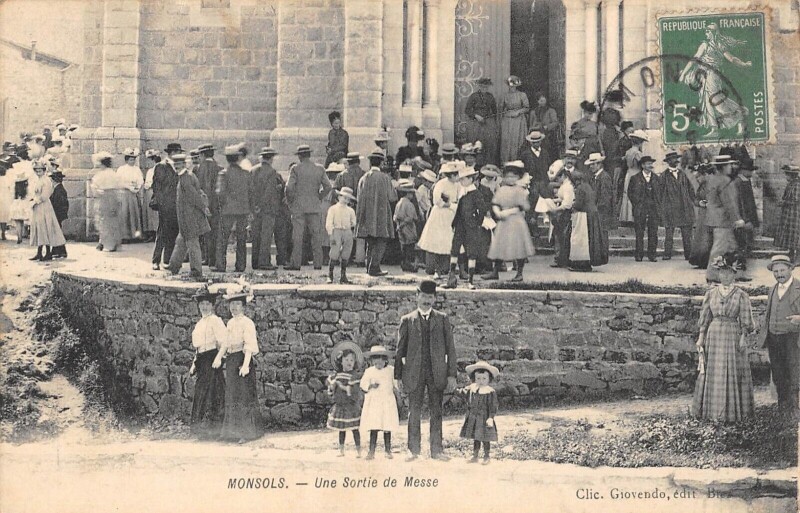 Carte postale ancienne Monsols / Une Sortie De Messe