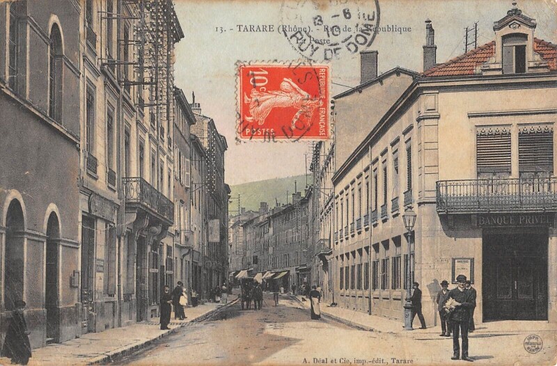 Carte postale ancienne Tarare - Rue De La Republique - La Poste à Tarare