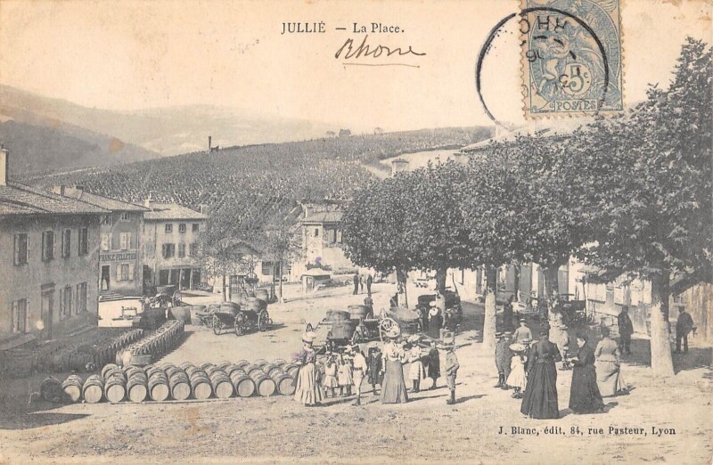 Carte postale ancienne Jullie - La Place