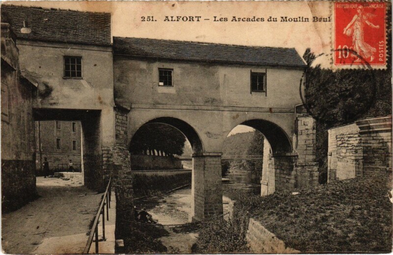 Carte postale ancienne Alfortville Les Arcades du Moulin à Alfortville