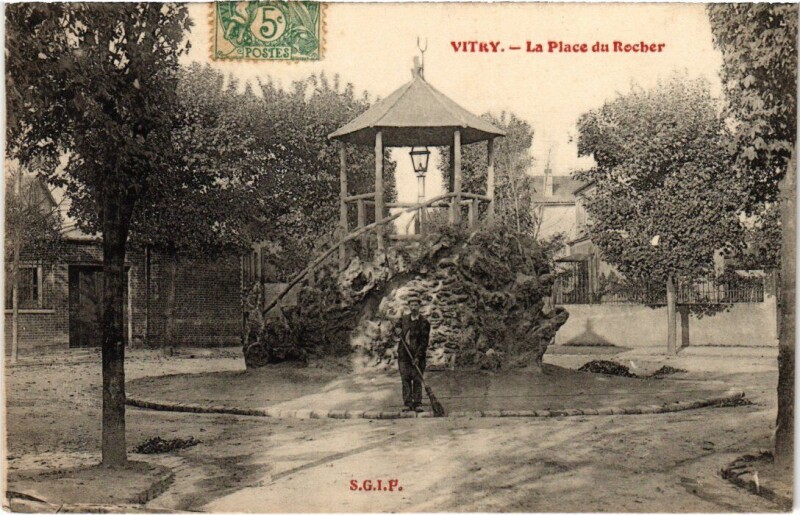 Carte postale ancienne Vitry Place du Rocher
