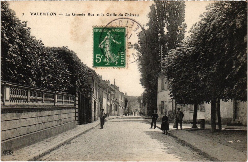 Carte postale ancienne Valenton Grande Rue et Grille du Chateau à Valenton