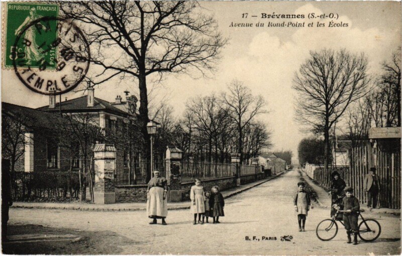 Carte postale ancienne Brevannes Avenue du Rond Point et les Ecoles