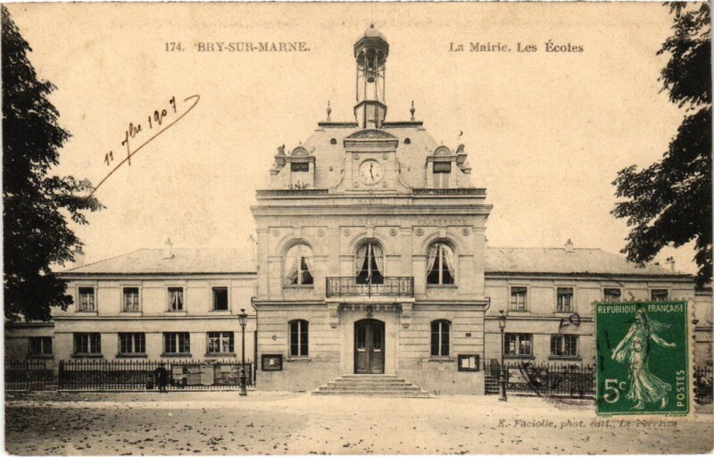 Carte postale ancienne Byr sur Marne La Mairie Les Ecoles