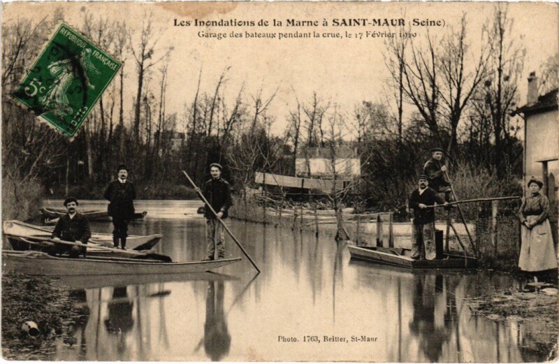 Carte postale ancienne St Maur Garage des bateaux pendant la crue