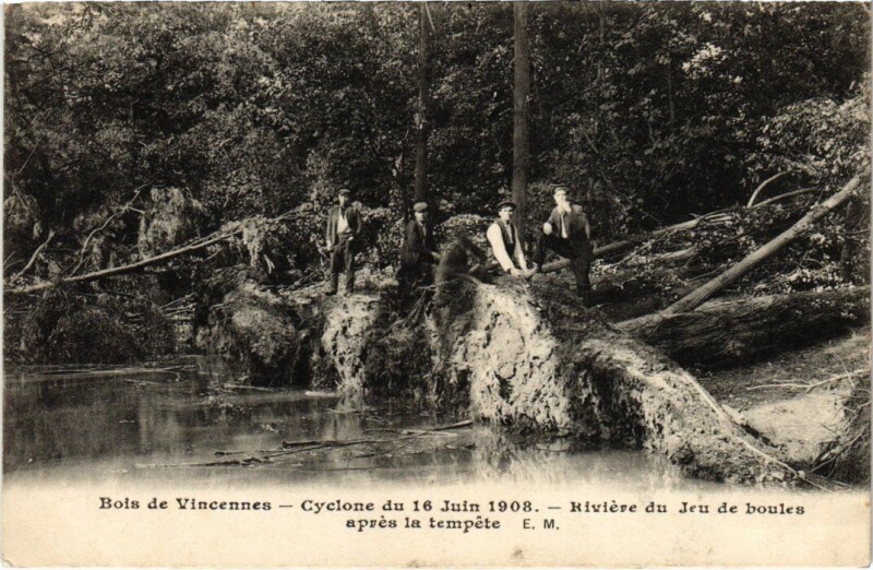 Carte postale ancienne Bois de Vincennes - Cyclone du 16 juin 1908. - Rivière des Jeux de Boules après la tempête à Paris 12e