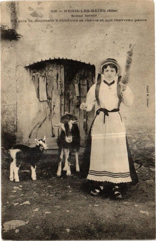 Carte postale ancienne Neris-les-Bains - Scénes locale-Bergére se disposant a conduire à Néris-les-Bains