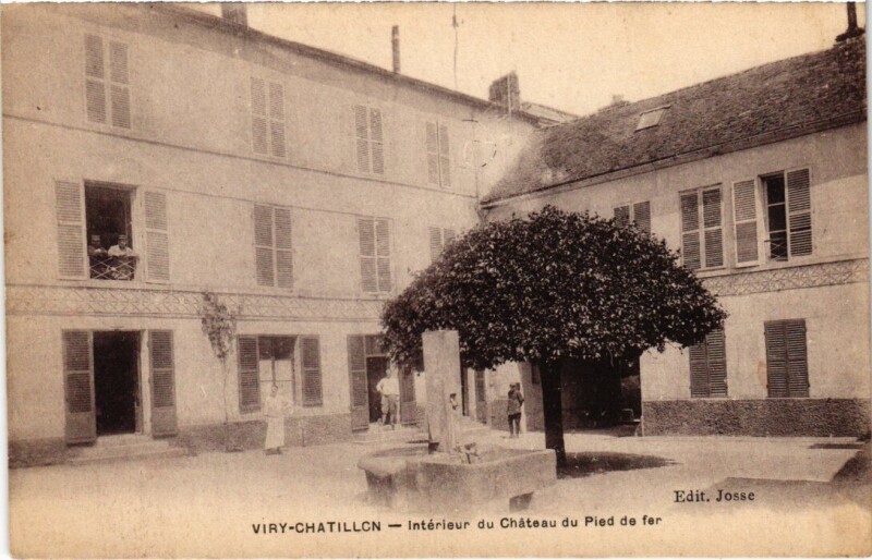 Carte postale ancienne Viry Chatillon Interieur du Chateau du Pied de fer