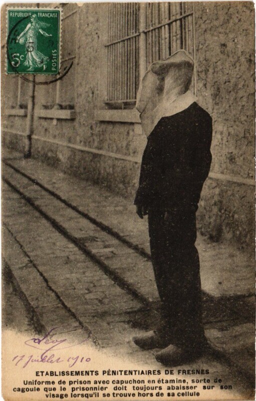 Carte postale ancienne Etablissements Penitentiaires de Fresnes uniforme de prison à Fresnes