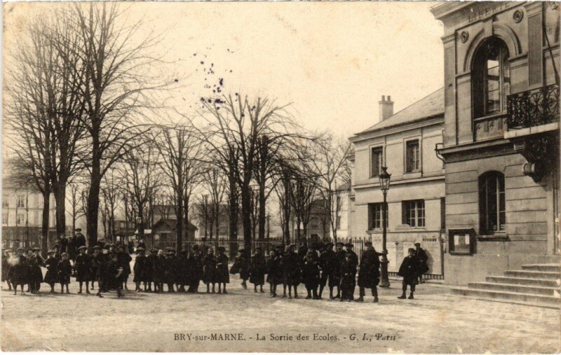 Carte postale ancienne Byr sur Marne La Sortie des Ecoles