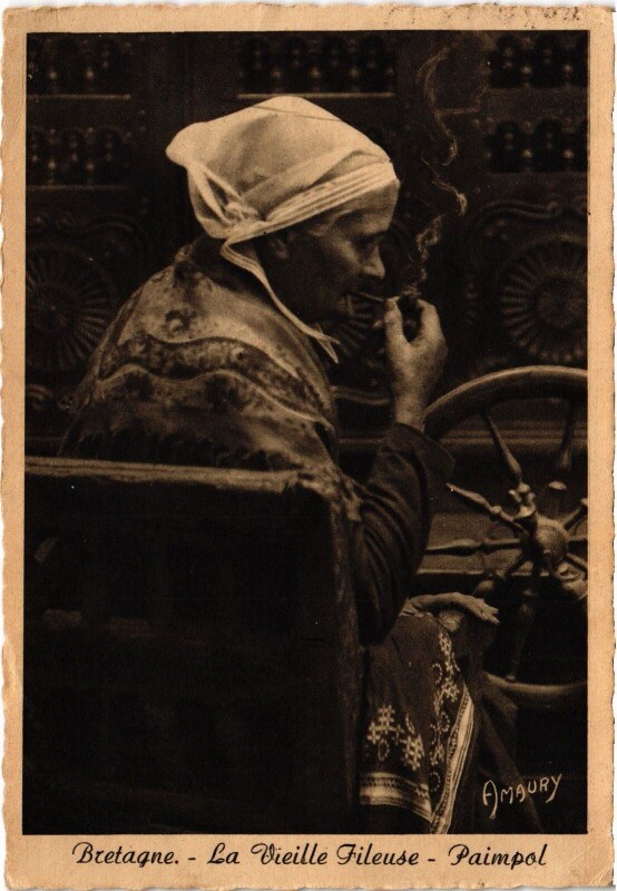 Carte postale ancienne Folklore Paimpol La vieille Fileuse à Paimpol