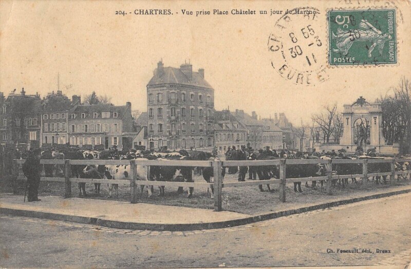 Carte postale ancienne Chartres - Vue Prise Place Chatelet Un Jour De Marche à Chartres