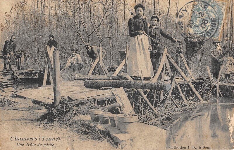 Carte postale ancienne Chamvres - Une Drole De Peche à Chamvres