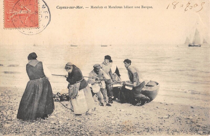 Carte postale ancienne Cayeux Sur Mer - Matelots Et Matelotes Halant Une Barque à Cayeux-sur-Mer