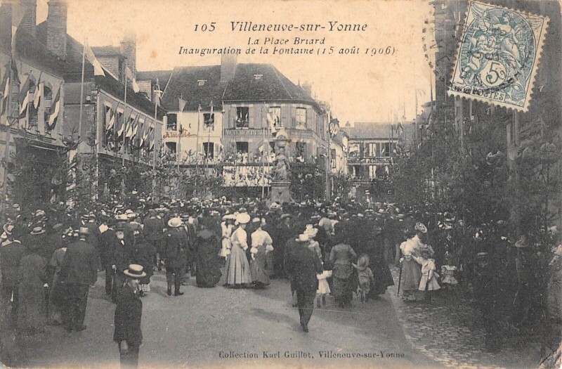 Carte postale ancienne Villeneuve Sur Yonne - La Place Briard - Inauguration De La Fontaine à Villeneuve-sur-Yonne