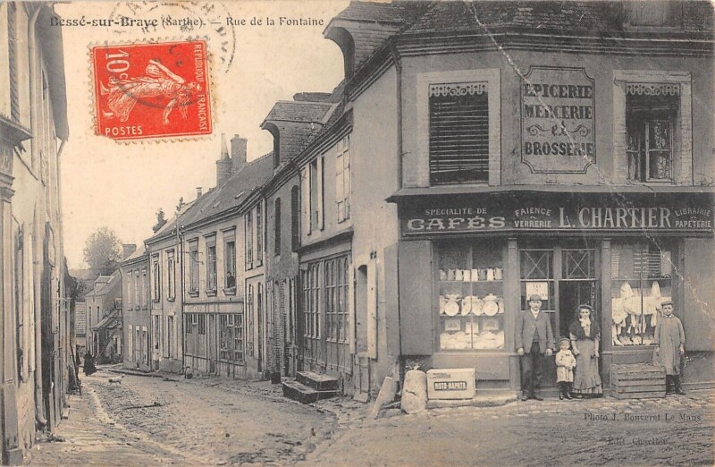 Carte postale ancienne Besse Sur Sarthe - Rue De La Fontaine - L.chartier Specialite De Cafes
