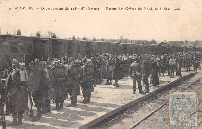 Carte postale ancienne Mamers / Debarquement Du 115e D'Infanterie / Retour Des Greves Du Nord à Mamers