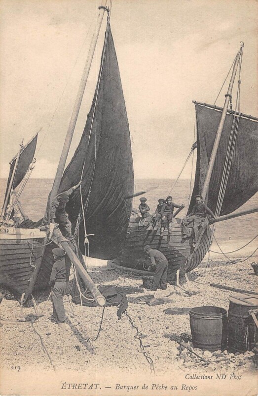 Carte postale ancienne Etretat / Barques De Peche Au Repos