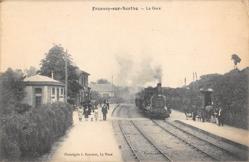 Carte postale ancienne Fresnay Sur Sarthe - La Gare - Train à Fresnay-sur-Sarthe